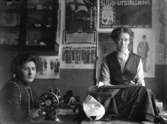 Skrädderiet i Öskevik, interiör, två unga kvinnor.
1910-talet.