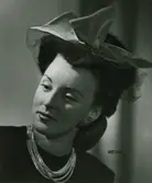 Modell i hatt, flor, rosett.