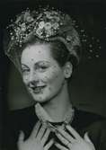 Hatt  använd vid Franska avd. uppvisning, mars 1947. Suzanne Talbot. Grovt rosa strå, garnering och flor i grönt och rosa