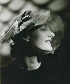 Porträtt av modell i hatt med flor, av Jacques Fath.