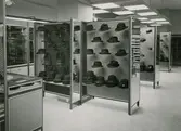 Butiksinteriör med herrhattar i montrer. Nordiska Kompaniet. Text med blyerts på baksidan: Mars 1956