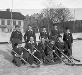 Brynäs folkskolas Fanlag segrande i ishockey. 1945