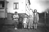Barnen Inger, Leif, Ann-Mari, ev. Söderlund och Eva vid Brunnsgatan mellan nr. 3 och 5 i Mölndal, cirka 1952 - 53.

Husen på Ryet ägdes av Papyrus. Alla som bodde där arbetade på Papyrus.