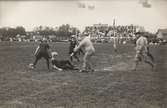 Fotbollsmatch mellan OldBoys och Kvinnliga Gymnastikföreningen på Barnens Dag 1922.
Matchen spelades på Linnévallen, och man ser läktaren i bakgrunden.