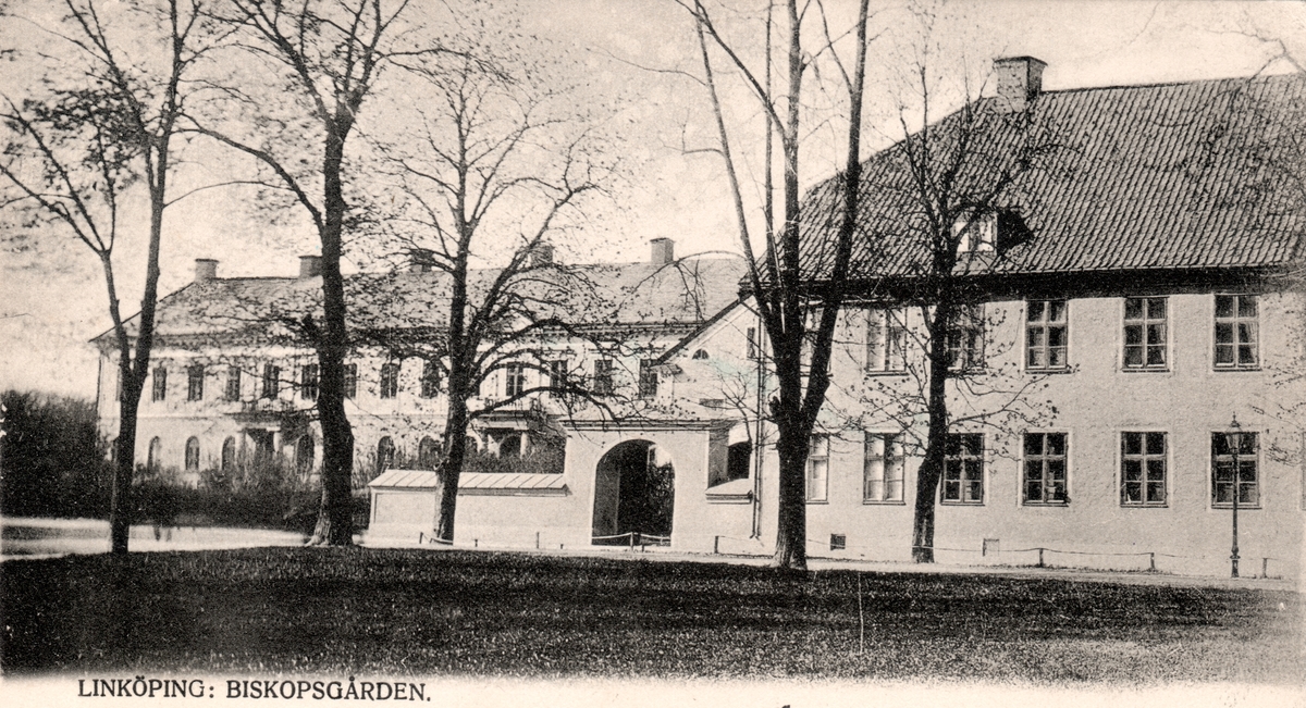 Orig. text: Lköpping: Biskopsgården. On the far left The Swedish Museum of Art/Swedish and Swedish Library from St PersL. The Bishyard is the large building on the right. In 1734, the dilapidated bishop’s house was replaced by a two-storey stone house and a brick roof. Architect Carl Gustaf Tessin. Done at 1733-36. The Bishyard has undergone several renovations, the largest already in the early 1780s and probably this renovation has given the building its present appearance. In 1879 a smaller extension was made and a renovation of the building was made in 1886. A major renovation was made around 1910 after drawings by Torben Grut, the master builder Oscar Nylander, and in the late 1990s the bishop’s yard had a colourful composition that was linked to the ideals that existed at the time the building was built.