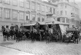 Hästdroskor på Stora torget. Byggnaden till vänster är gamla Rådhuset. Droskor fanns i Linköping i början av 1930-talet. Verksamheten utvecklades senare till Taxi. Stationen hade man på två ställen i staden: på Stora torget framför gamla rådhuset och på torget framför S:t Larskyrkan utanför Sparbanken.