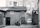 Innergården till Ågatan 9, Weiders hus ses i bakgrunden.