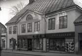 Orig. text: Manufakturlagret Göta. Storgatan 38.

Byggnaden uppfördes efter den svåra branden år 1700 av rektor Simon Löfgren (d 1723). 1762 köpte Zacharias Lindberg (1727-86), denne drev en manufakturaffär och grundade stadens första industri, en bomulls- och linnefabrik. 1792 köpte guldsmeden Nils Tornberg huset och gav byggnaden dess nuvarande utseende genom att putsa den och ge den sin fronton. Dock behöll byggnaden ännu vid mitten av 1800-talet sitt spåntak. 1959 donerades byggnaden av Thulebolagen till Gamla Linköping.