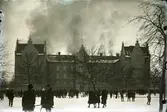Orig. text: Linnéskolan brinner 22 feb. 1923. 

Gnistor från en kamin antände en intilliggande vedtrave varvid en omfattande brand uppstod i skolbyggnaden.
Linnéskolan sedd från Torkelbergsgatan. Skolan byggdes 1896-98. 1983 blev skolan vårdgymnasium och fick namnet Birgittaskolan. Efter branden fick skolan nytt utseende.