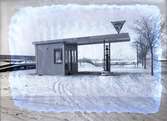 Orig. text: Bensinstation, Nafta - bensin 23/1 1933.

Bensinmacken NAFTA-bensin vid Västra vägen/Bergsvägen. Från 1929 drev AB Nafta Syndikat sin verksamhet. Gulf köpte upp företaget 1938.