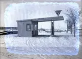 Orig. text: Bensinstation, Nafta - bensin 23/1 1933.

Bensinmacken NAFTA-bensin vid Västra vägen/Bergsvägen. Från 1929 drev AB Nafta Syndikat sin verksamhet. Gulf köpte upp företaget 1938.