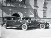 Orig. text: Svenska Autocentralen, 2 bilar Hudsson.

Bilarna står på yttre borggården.
