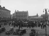 Jippo på Trädgårdstorget. Arrangemanget handlar om att sälja språkkurser via grammofonskivor, Linguaphone.

Sedd norrut mot Det avskalade huset. Byggmästaren Oskar Nylander uppförde detta boningshus 1885, arkitekt S.H. Gratz. Vid en ombyggnad 1939 skalades fasaden mot Trädgårdstorget för att smälta in i den omgivande bebyggelsen, samtidigt påbyggdes huset med en våning.
Wentzellska huset till höger i bild är under rivning.