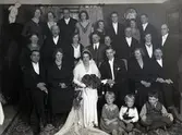 Bröllopsfoto. 
Tilläggsinfo: Sven och Sonja Nystrand gifter sig. Bilden är från ca 1926. Sven (f 1906) arbetade som målare och bodde då på St: Larsgatan 34 (över Fromholtz foto).