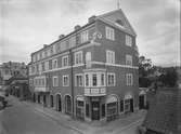 Byggnad vid korsningen Nygatan/Klostergatan.

Fr. Sjöbergs Eftr. Garn & Vävnadshandel och Linds bageri.
Byggnaden uppfördes 1925, ritad av Stockholmsarkitekten Björn Hedvall. Byggherre var Jakob Lind som drev Linds bageri.