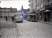 Orig. text: Linköpings Omnibuss A.B. Hållplatserna vid Stora torget o. Köttorget.
Vid Trädgårdstorget.