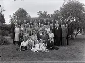 Gruppfoto, högtid utomhus.