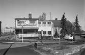 Fabrikör Malte Månson startade sitt företag 1918, och 1930 tog han i bruk nya lokaler på Hamngatan 3, invid Stångs magasin. De tillverkade redskap och motorreservdelar. Till höger i bild ses det gamla boningshuset till Stångs magasin, som ursprungligen var en kvarn. Båda byggnaderna revs när Hamngatan breddades.
Vid korsningen med Stånggatan