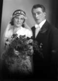 Bröllopsbild. Kvinnan har en brudslöja och håller i en blombukett. Beställare till bilden: Herr Anker Cenell ifrån Kalmar.