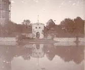 Västerport med det ännu ej färdigbyggda Gamla vattentornet i bakgrunden.