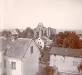 Vy över Visby. I bakgrunden ser man en Sankta Katarinas kyrkoruin.