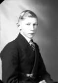 Ateljébild på en pojke i kavaj. Enligt Walter Olsons journal är bilden beställd av Hilding Nilsson.