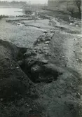 Utgrävningen i Slottsfjärden 1932-1934 med ledning av Harald Åkerlund, och bedrevs som AK-arbete.
Fyllmassorna användes för att bygga upp nuvarande Tjärhovet.
I den syrefattiga leran hade det organiskt materialet bevarats väl, varför man förutom keramik även fann ett flertal fartyg samt smärre fynd som handskar och
skor.

Här ses en del av den gamla stadsmuren.