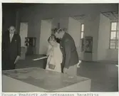 Konung Frederik, prinsessan Benedikte och landshövding Wagnsson i Gröna salen på Kalmar slott.