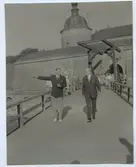 Konung Frederik med landshövdingen på vindbryggan vid Kalmar slott.