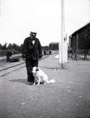Stationsinspektör Engdal med en hund.