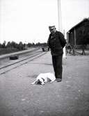 Stationsinspektör Engdal med en hund.