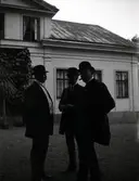 Tre herrar utanför huvudbyggnaden i Tuna gård.