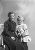 Fru Haglund med dotter Ethel, Nygatan 6, Gävle