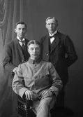 Värnpliktig 560/2 Sandqvist, Kungsbäck, Gävle. Till vänster om Sandqvist står Ragnar Malmgren och till höger Albin Kallberg. Båda Voxnabruk.

