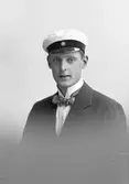 Lars August Lundeberg född i Oslättfors 1898, död i Uppsala 1970. Utbildad till civilingenjör vid Chalmers Tekniska Högskola 1925. Verksam som vägingenjör, blev 1948 vägdirektör i Blekinge län, vägdirektör i Uppsala län 1955-63. Son till brukspatronen August Lundeberg. Källa: Gävle Högre Allmänna läroverk 1900-1968.