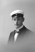 Lars August Lundeberg född i Oslättfors 1898, död i Uppsala 1970. Utbildad till civilingenjör vid Chalmers Tekniska Högskola 1925. Verksam som vägingenjör, blev 1948 vägdirektör i Blekinge län, vägdirektör i Uppsala län 1955-63. Son till brukspatronen August Lundeberg. Källa: Gävle Högre Allmänna läroverk 1900-1968.