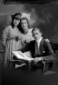 Gunnar, Greta och Saima Wikholm, Marielund 30, Gävle
