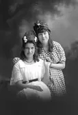 Greta och Saima Wikholm, Marielund 30, Gävle