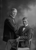 C. G. Hallenberg stående och Linus Olsson. Båda Gårdskär