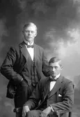 C. G. Hallenberg stående och Linus Olsson. Båda Gårdskär