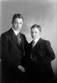 Till vänster Sven Karlsson och Sven Vinberg, Tredje Tvärgatan 54, Gävle
