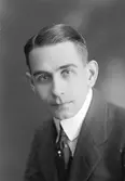 Direktör Birger Bellander, född 1892, död 1973. Son till grosshandlaren J. F. Bellander (1862-1917). Direktör i  Bellanders AB, VD för Norrlandsposten, ledamot av stadsfullmäktige, ledamot av drätselkammaren, ordförande i Norra Sveriges manufakturgrossistförening m.m. Källor: W Lindeberg 