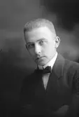 Direktör Gösta Bellander, Nygatan 49, Gävle. Född 1893, son till J F Bellander (1862-1917) och bror till Direktör Birger Bellander född 1892. Verksam i J F Bellander AB.