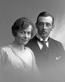 Tandläkare Ragnar Bäcklund f 1895 g m 1920 Greta Hildebrand f 1896, dotter till hovjuvelerare Anton Hildebrand, Gävle.
