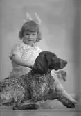 Förvaltare (Korsnäs Bolag) Bäcklunds dotter och hund.

