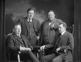 Mannen som står till vänster Erik Lundberg, Gävle. (född 17 maj 1880). Strömsbroboden. (För ytterliggare foto på Lundberg se W. Lindeberg- Gävle ett porträttgalleri (1924) sid. 173)

