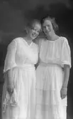 Kyrkherde Hedbergs dotter Vera och en ej namngiven väninna.