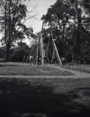 Stenen restes år 1910. Det är en minnessten över att det var 300 år sedan den förste Hammarskjöldaren Peder Mikaelsson blev adlad. Minnesstenen restes här med träställning och rep.