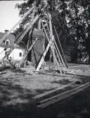 Peder Michilssons minnessten med en träställning som användes för att resa objektet. Stenen blev till ett minne över att det var 300 år sedan den första Hammarskjöldaren Peder Michilsson blev adlad.