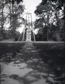 Peder Michilssons minnessten med en träställning som användes för att resa objektet. Stenen blev till ett minne över att det var 300 år sedan den första Hammarskjöldaren Peder Michilsson blev adlad.